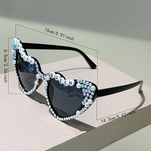 Détail de lunettes cœur avec perles, strass et lettrage Birthday Queen sur cadre