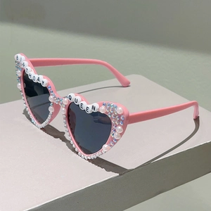 Détail de lunettes de soleil cœur roses avec perles Birthday Queen et strass brillants