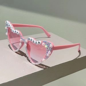 Détail de lunettes de soleil cœur rose avec perles, strass et texte Birthday Queen