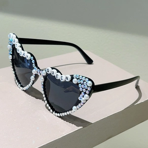 Détail de lunettes de soleil en cœur avec perles, strass et lettrage Birthday Queen