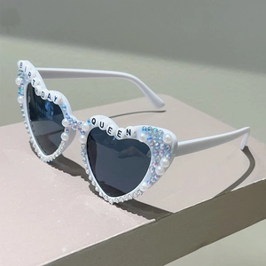 Détail de lunettes de soleil cœur blanc avec perles, strass et texte Birthday Queen
