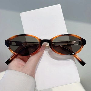 Retro oval tortoiseshell sunglasses with dark grey lenses in a classic Y2K fashion style
