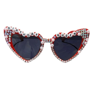 Lunettes de soleil cœur rouges avec perles et lettrage Birthday Queen de fête