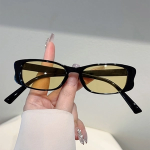 Retro Rectangular Sunglasses PC Plastic Frame UV400 Protection Fashion Small Frame Eyewear Vacation Beach Photography