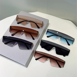 Détail de lunettes de soleil Y2K sans monture montrant les spécifications sur les branches
