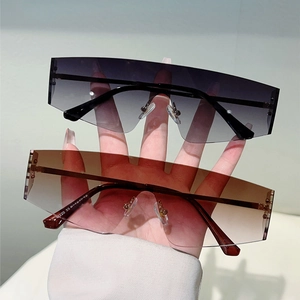 Détail de lunettes Y2K sans monture avec charnières métalliques et verres dégradés