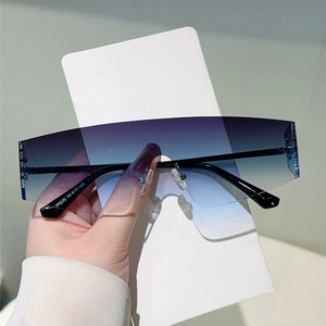 Lunettes de soleil visière sans monture Y2K au design futuriste et dégradé bleu-violet
