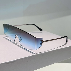 Détail de lunettes Y2K sans monture avec verres dégradés bleu-violet et branches en métal