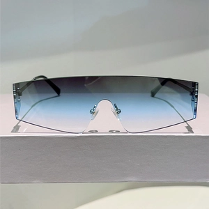 Détail de lunettes de soleil Y2K sans monture avec verre dégradé bleu enveloppant
