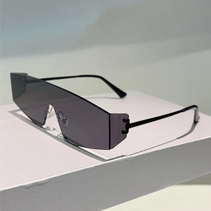 Vue latérale macro de lunettes de soleil Y2K sans monture futuristes et verres foncés