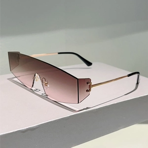 Détail de lunettes Y2K sans monture avec verres dégradés et charnières métalliques en C dorées