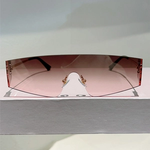 Vue détaillée des lunettes Y2K sans monture avec verres dégradés rose brun et pont doré