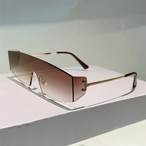 Détail de lunettes de soleil sans monture à dégradé marron avec fines branches dorées