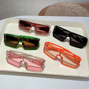 Lunettes de soleil carrées oversize futuristes ajourées en cinq couleurs tendance