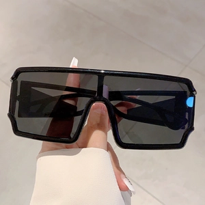 Gros plan sur des lunettes de soleil futuristes avec monture noire et design géométrique
