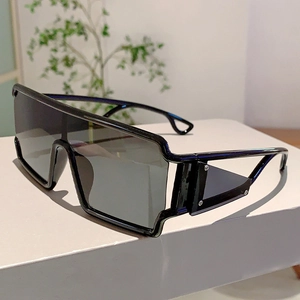 Lunettes de soleil bouclier noires futuristes avec branches creuses géométriques style