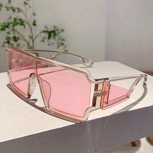 Détail des verres roses transparents et monture argentée futuriste sur lunettes XXL