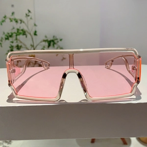 Détail de lunettes de soleil futuristes roses avec des montures transparentes épaisses