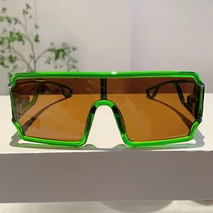 Vue de face de lunettes de soleil carrées vertes translucides avec des verres marron