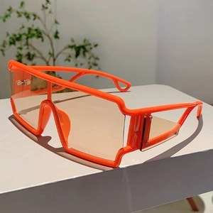 Détail de lunettes de soleil futuristes orange vif avec protections latérales intégrées