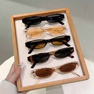 Collection de lunettes de soleil ovales rétro de couleurs variées sur un plateau