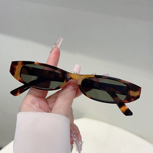 Détail de lunettes de soleil ovales vintage avec monture à motif écaille de tortue