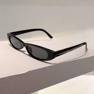 Vue détaillée des lunettes de soleil ovales vintage avec monture noire et verres foncés