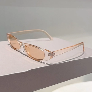 Détail de lunettes de soleil ovales vintage avec monture orange transparente et verres teintés