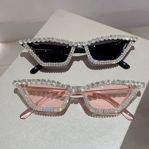 Détails de lunettes de soleil œil de chat ornées de strass en versions noir et rose