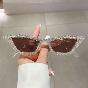 Lunettes de soleil œil de chat vintage pour femmes avec cristaux sertis main et verres bruns