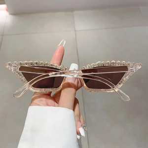 Détail de lunettes de soleil œil de chat vintage avec monture champagne et strass