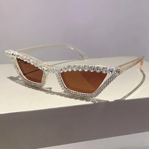 Détails de lunettes œil de chat ornées de strass étincelants et de verres marron translucides