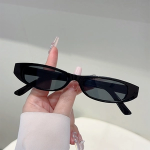 Lunettes de soleil rétro noires à monture ovale étroite et verres gris foncé style Y2K