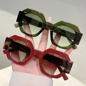 Fashionable round geometric frame sunglasses with color block temples and gradient lenses