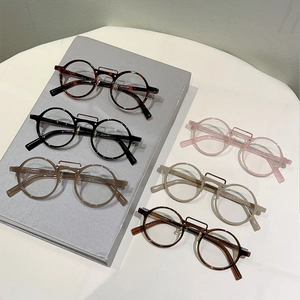 Montures de lunettes rondes rétro anti-lumière bleue en plusieurs coloris sur livres