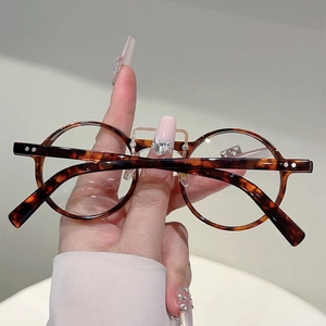 Gros plan sur des lunettes rondes rétro en écaille de tortue avec texture ambrée vintage