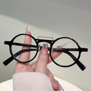 Vue détaillée des lunettes rondes noires montrant les spécifications et le pont métallique