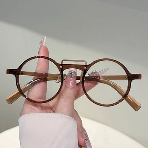 Détail de lunettes rondes rétro café montrant les dimensions 45-24-140 sur la branche