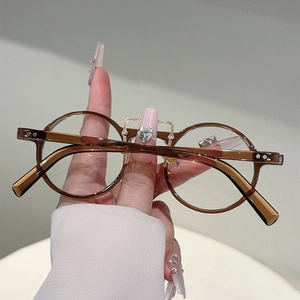 Gros plan de lunettes rondes anti-lumière bleue avec monture en résine marron translucide