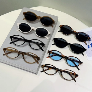 Lunettes de soleil ovales rétro de couleurs variées présentées dans un coffret gris