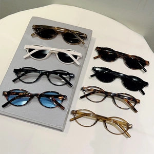 Présentation de lunettes de soleil ovales rétro en coloris écaille, blanc, noir et thé