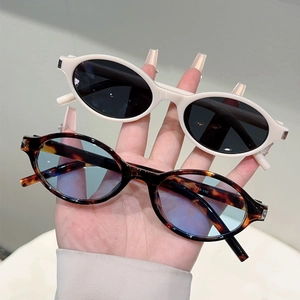 Détail de lunettes ovales rétro en blanc crème et écaille avec marquages de taille