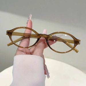 Vue détaillée des lunettes de soleil ovales ambre avec monture en résine et détails