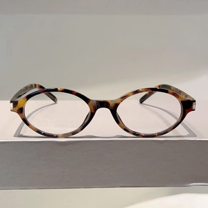 Lunettes de soleil ovales rétro avec monture écaille et détails en métal argenté
