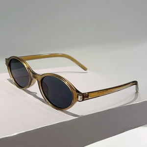 Lunettes de soleil ovales rétro avec monture ambre écaille et verres gris anti-UV foncés