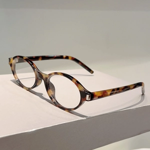 Vue détaillée de lunettes de soleil ovales avec motifs rétro léopard en écaille