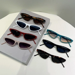 Schicke Cat-Eye-Sonnenbrillen Kollektion in verschiedenen Trendfarben mit Glanz-Finish