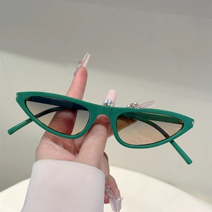 Vorderansicht der grünen Cat-Eye-Sonnenbrille mit schmalem Rahmen und Verlaufsgläsern
