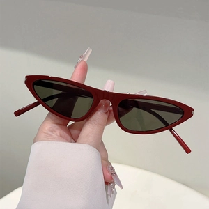 Detailansicht der tiefroten Katzenaugen-Sonnenbrille mit schmalen Rahmen und Gläsern