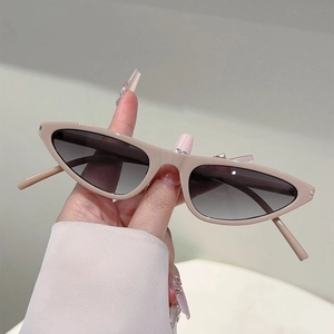 Detail der Nude-Cat-Eye-Sonnenbrille mit Verlaufsgläsern und scharfem Zukunfts-Rahmen